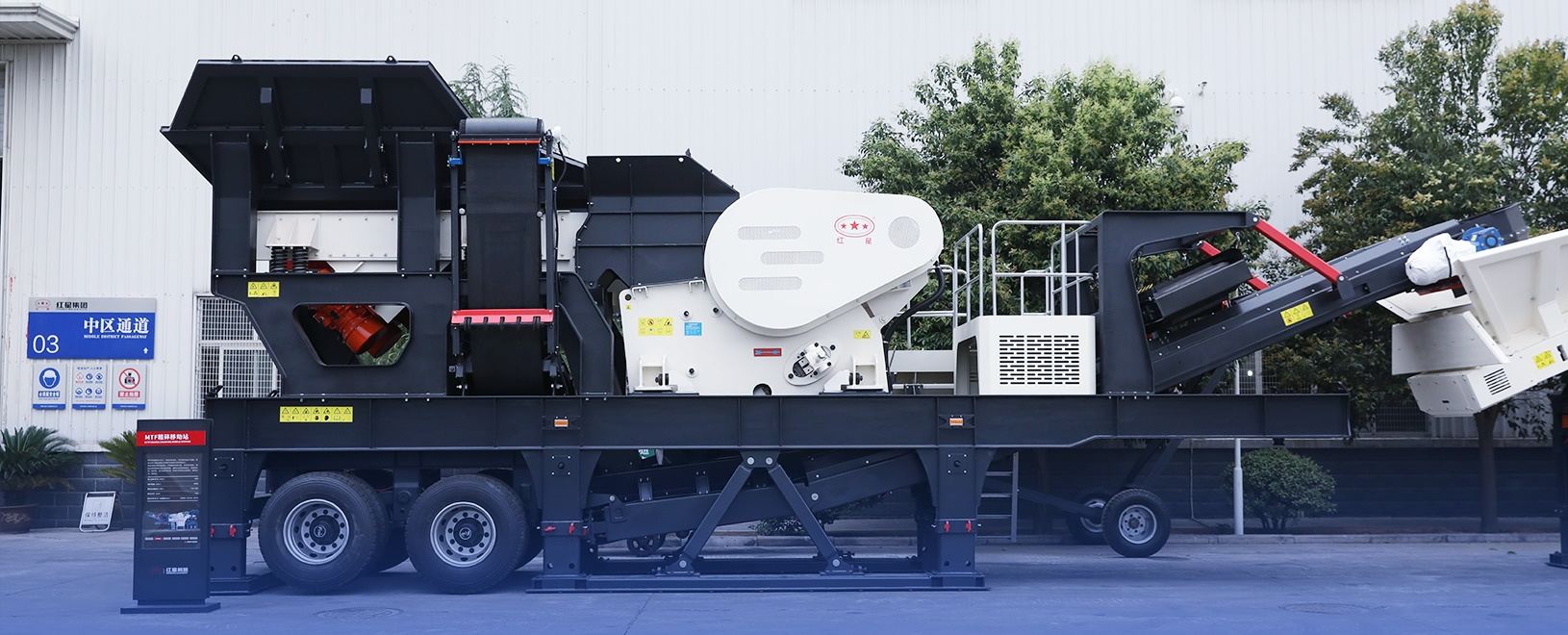 Tire-mounted mobile crusher